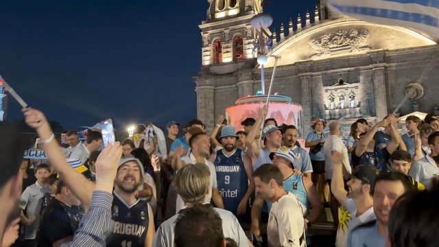 Los 4 cánticos de la afición de Uruguay contra España en la previa por las calles de Guadalajara