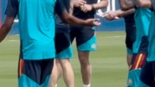 El saludo privado entre Lamine Yamal y Yeremy Pino