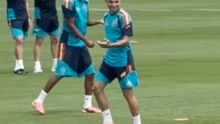 ¡Pero Lamine! Casi lo consigue con Ferran y Pedri tronchándose de risa