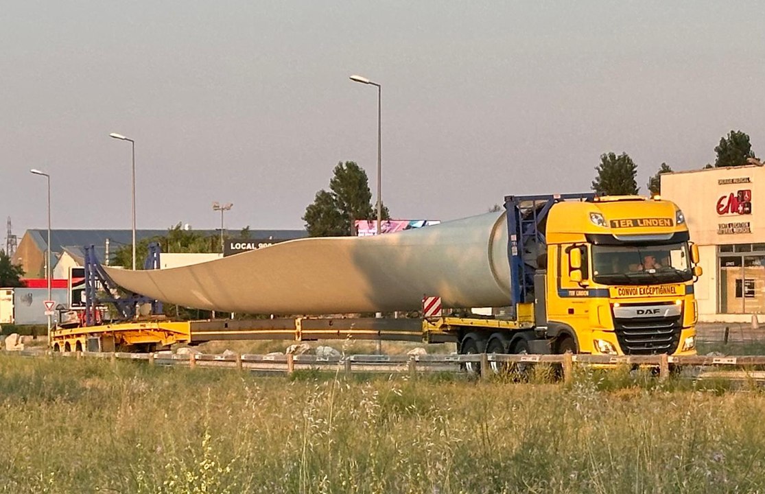 Perpignan : un convoi exceptionnel de pales d’éolienne