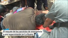 Los servicios de emergencia rescatan a una superviviente en La Guaira
