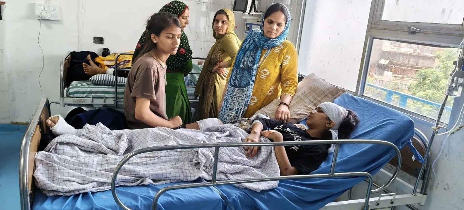Neemrana: नीमराना की सिटी सेंटर सोसायटी में तेज रफ्तार कार ने 3 बच्चियों को मारी टक्कर, एक की हालत गंभीर