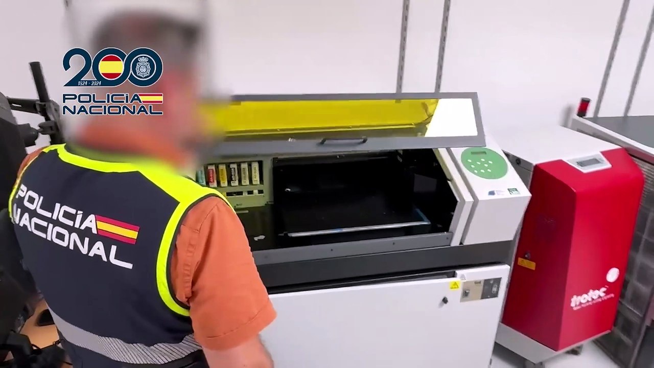 La Policía desmantela el mayor laboratorio de falsificación de permisos de conducir para británicos en la Costa del Sol