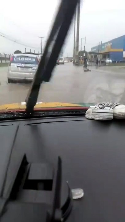 Água invade via nas proximidades do CEASA após chuvas