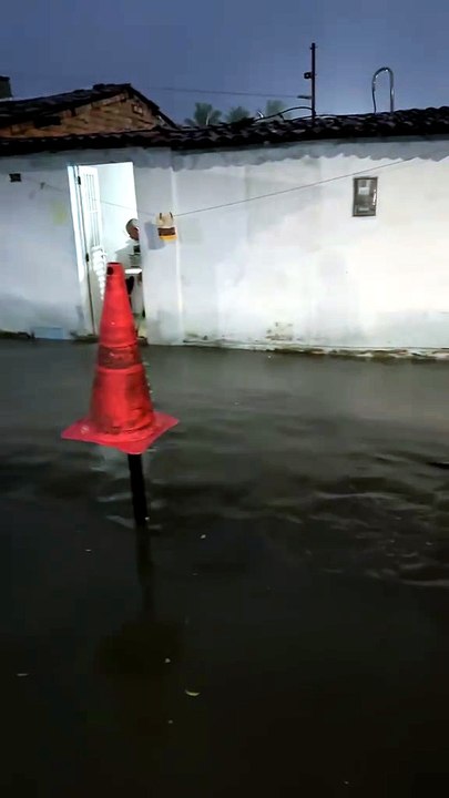 Rua no Prado amanhece tomado por água por causa das chuvas em Maceió