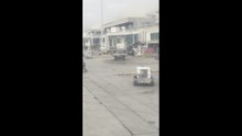 Los pasajeros entran en pánico cuando las sacudidas de dos terremotos consecutivos hacen temblar el avión en el aeropuerto de Maiquetía, en Venezuela