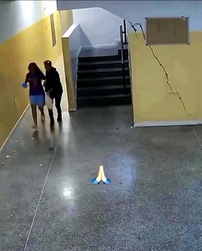 Jóvenes salen de edificio afectado por terremotos en Venezuela