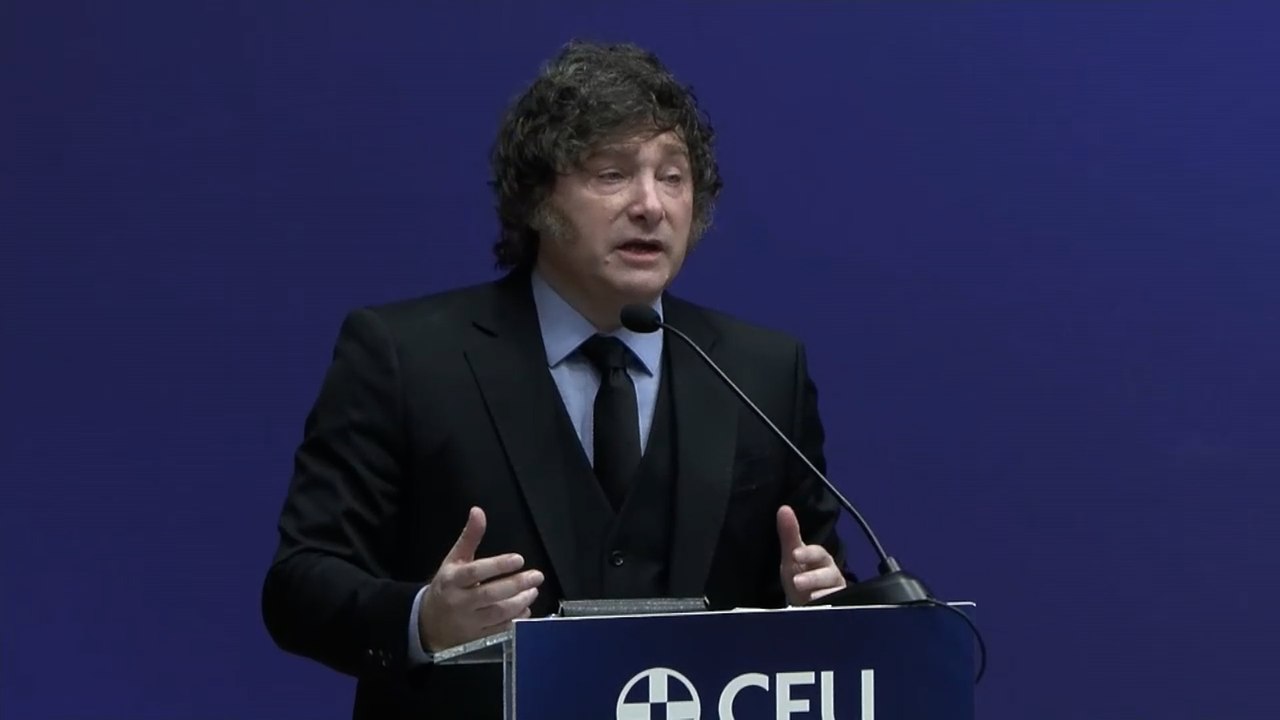 Milei carga contra Zapatero, al que "se le caen millón y medio en joyas", y contra Sánchez: "Se van a hundir"
