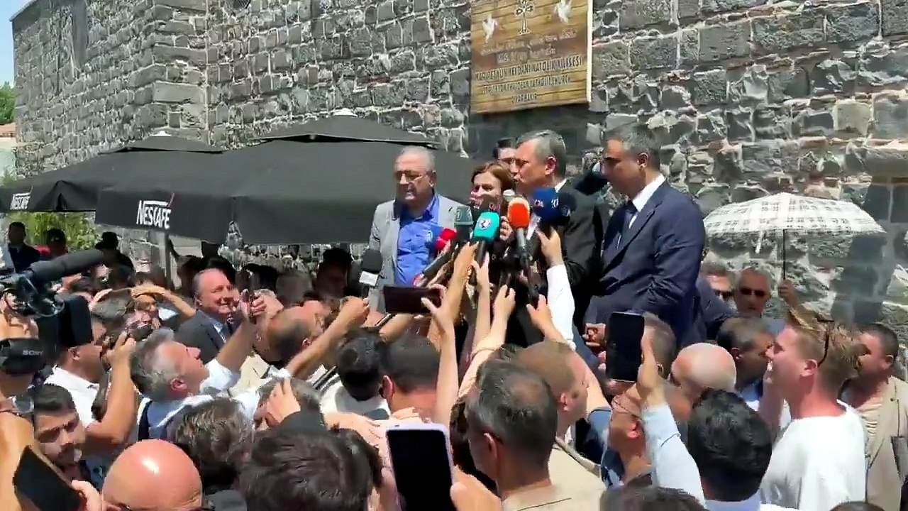 Özgür Özel'den Selahattin Demirtaş'a methiye