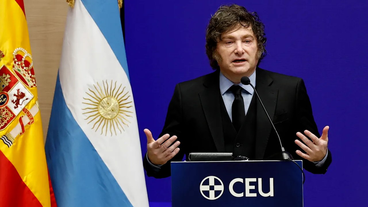 Milei arranca los aplausos del público al hacer referencia a las joyas de Zapatero en su discurso en la Universidad CEU San Pablo