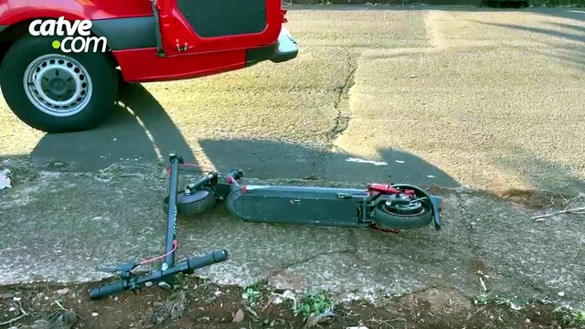 Jovem fica ferido após colisão entre Golf e patinete elétrico em Cascavel