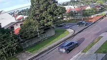 Vídeo mostra criança de 8 anos e idosa sendo atropeladas após carro furar a preferencial e causar acidente no Hauer