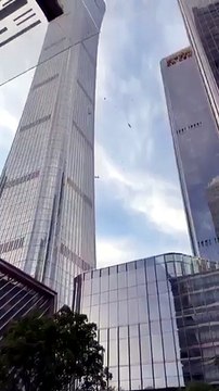 Se estrella una avioneta contra el edificio más alto de Pekín