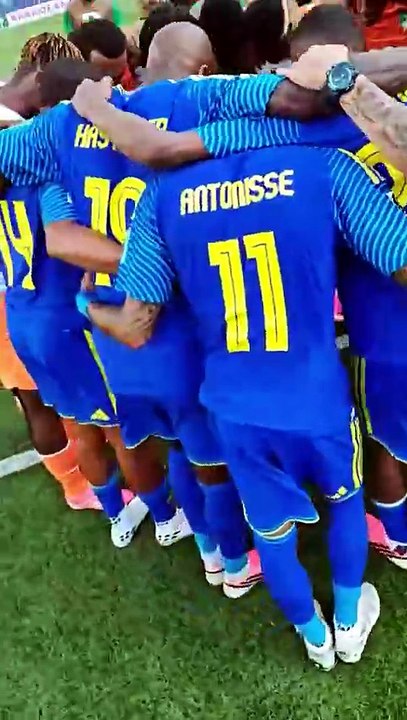 Bellezza mondiale! I giocatori di Costa d'Avoio e Curaçao condividono un momento di preghiera