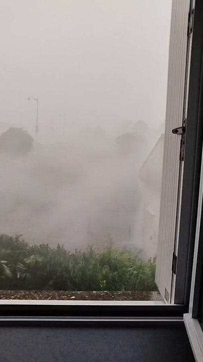 Rafales, pluie, dégâts : le passage spectaculaire de l'orage filmé autour de Fougères