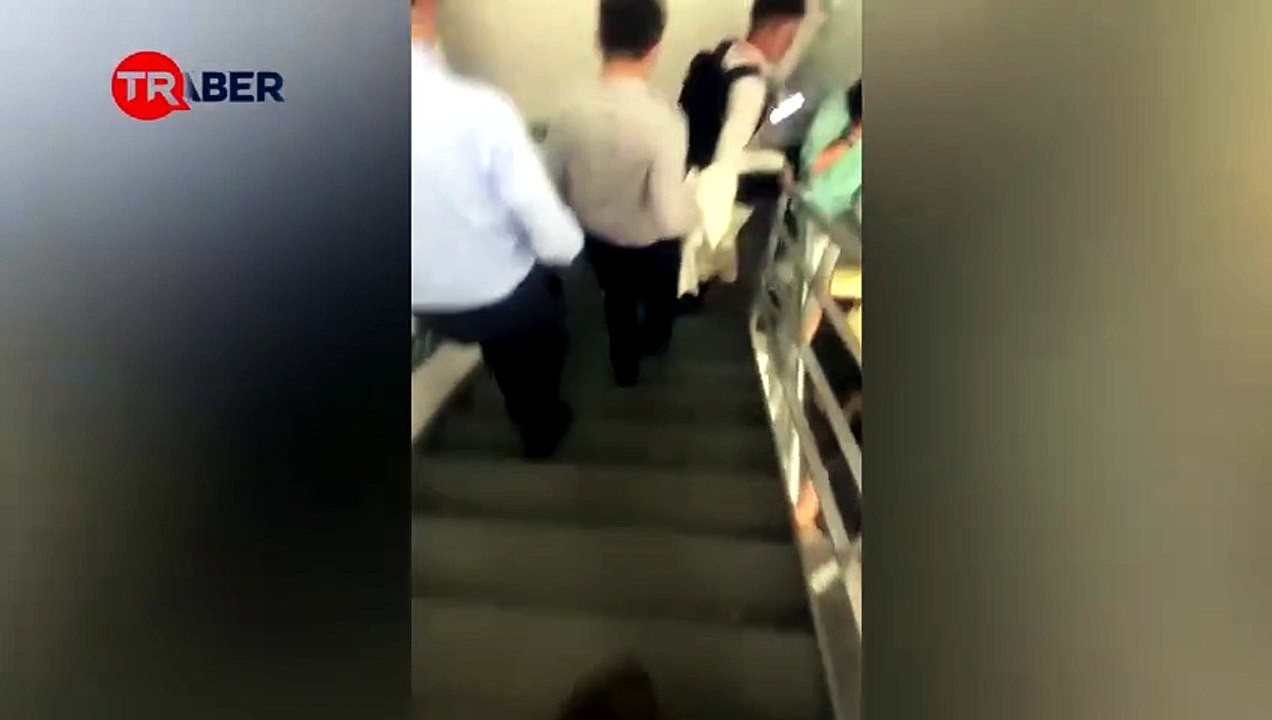 Çin'de uçak 108 katlı gökdelene çarptı: Olay anı kameralara yansıdı