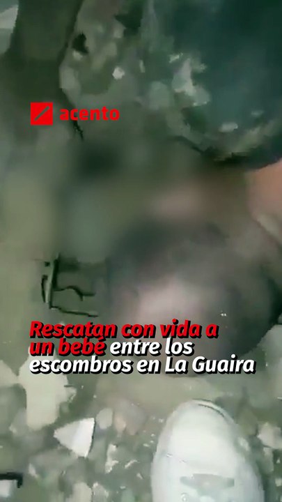 Rescatan con vida a un bebé entre los escombros en La Guaira