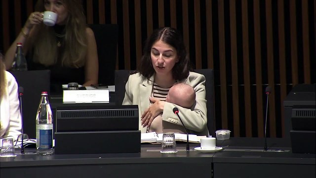 Al Consiglio Ue con il figlio neonato in fascia, l'intervento della ministra svedese Pourmokhtari a Lussemburgo