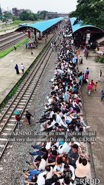 Sea of people on the train roof!🌊🚂🧑‍🤝‍🧑