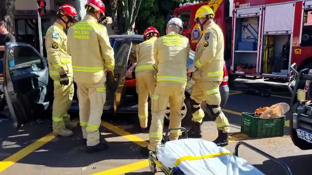 Mulher fica ferida em acidente envolvendo ônibus escolar no Bairro Coqueiral