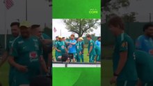 Aniversariante do dia, Igor Thiago recebe o carinho dos companheiros com corredor polonês em treino
