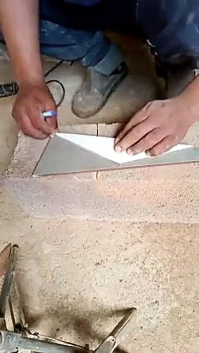 You_won_t_believe_this_magic_trick_for_getting_rid_of_water_on_ceramic_tiles.(240p)