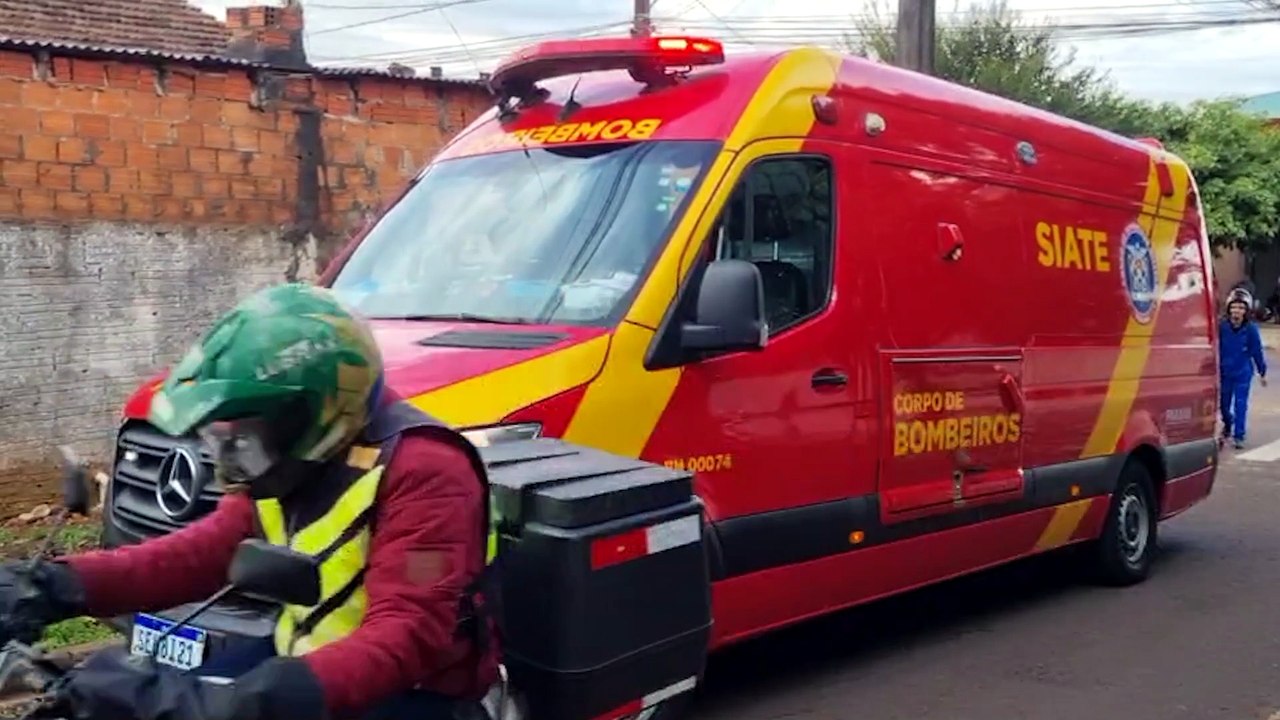 Motociclista fica ferido em acidente entre carro e moto no Bairro Brasília, em Cascavel