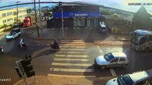 Câmeras de segurança flagram momento em que Strada atinge moto e fica presa entre poste e mureta