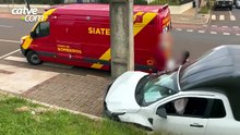 Batida entre caminhonete e moto deixa veículo prensado entre mureta e poste no bairro Brasmadeira