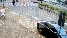 Pancada! Câmera flagra acidente entre bicicleta e scooter elétrica