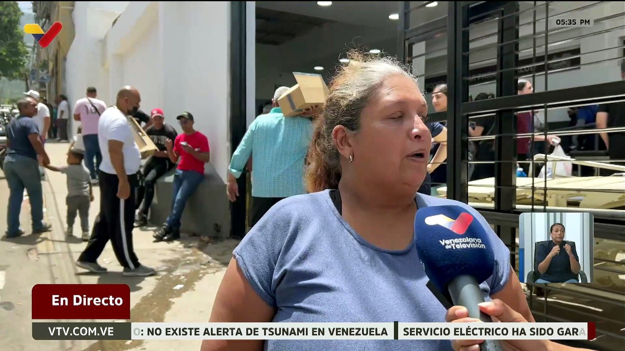 Caracas | Voluntarios entregan insumos a damnificados que se encuentran en el Hospital Vargas