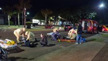 Motorista foge após atingir motocicleta e deixar casal gravemente ferido na Avenida Brasil
