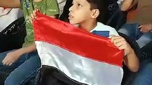 مركز مع صلاح وفي ايده العلم.. ردود فعل طفل وسط مشجعين السويس