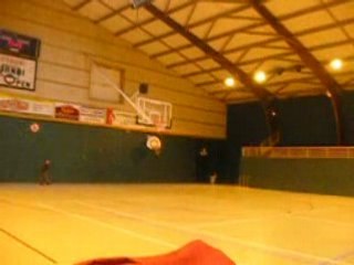 Viktorà la Karim  du milieu de terain