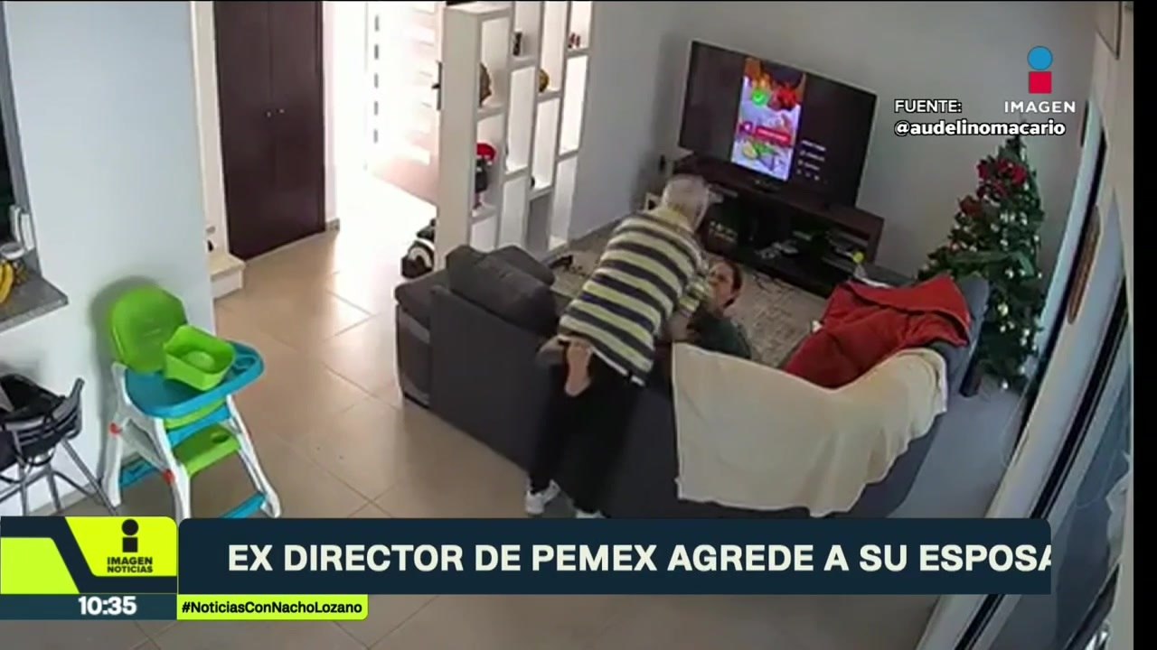 Exhiben al exdirector de Pemex golpeando a su esposa