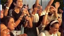 "Tell Me Such Things in Private!" Shah Rukh Khan's Witty and Humble Reply to a Female Fan Expressing Love Goes Viral