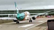 “It Looked Normal… Until the Landing 😳   Real Runway Drama Unfolds” #EmergencyLanding #WatchTillEnd #RunwayChaos #ShockingMoments #RealFootage