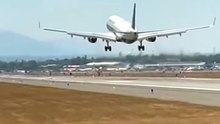 “Nobody Moved… 😨   Then the Landing Changed Everything” #EmergencyLanding #WatchTillEnd #RunwayDrama #ShockingMoments #RealFootage