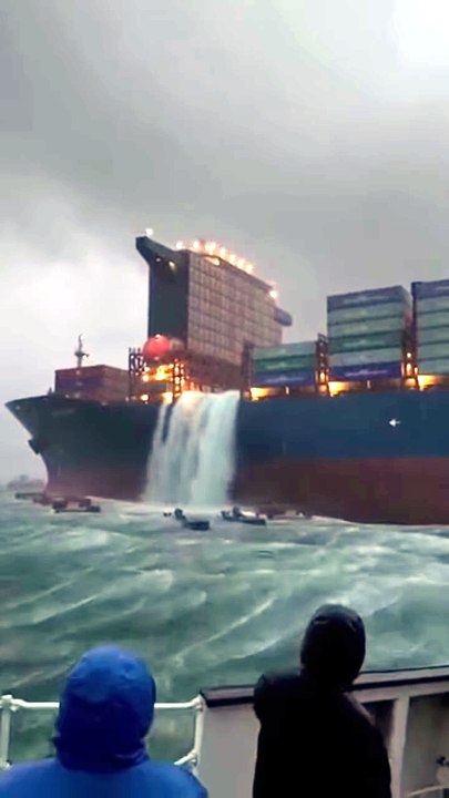 “Ocean Fury When Giant Ships Lose the Battle #OceanStorm #CargoShip #Shipwreck #SeaDisaster #shorts
