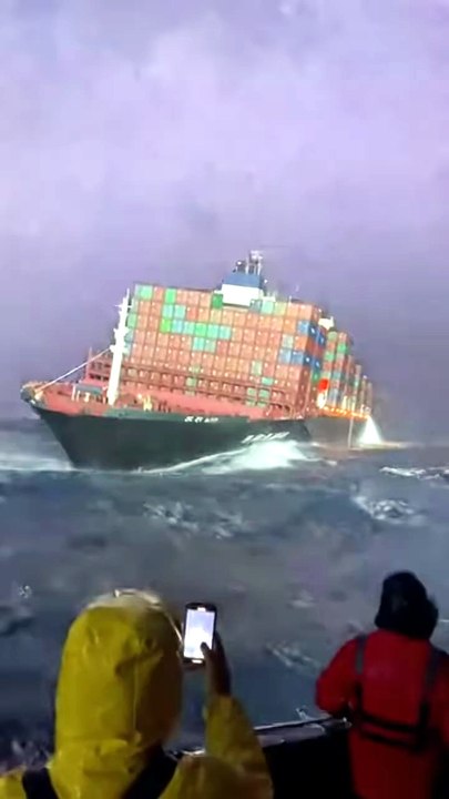 “Ocean Fury When Giant Ships Lose the Battle #OceanStorm #CargoShip #Shipwreck #SeaDisaster #shorts