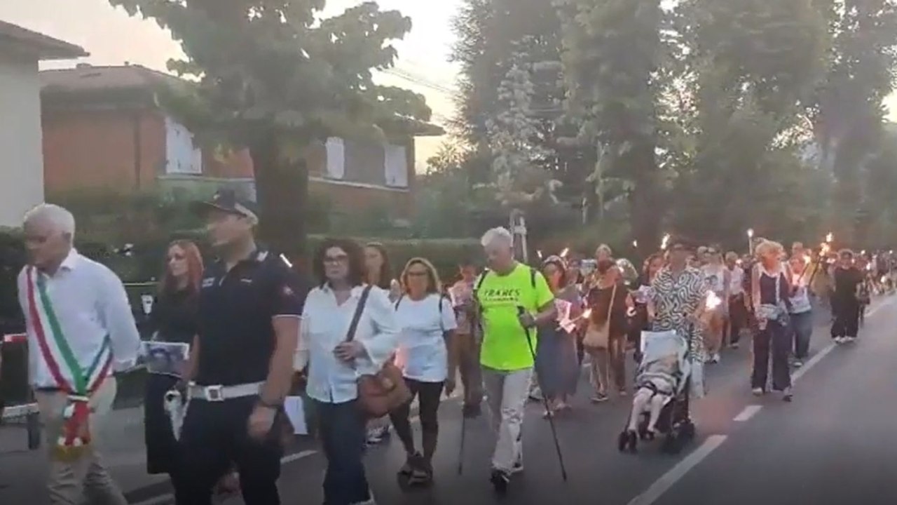 Camaiore, la fiaccolata per Mirko e Kety Andreoni