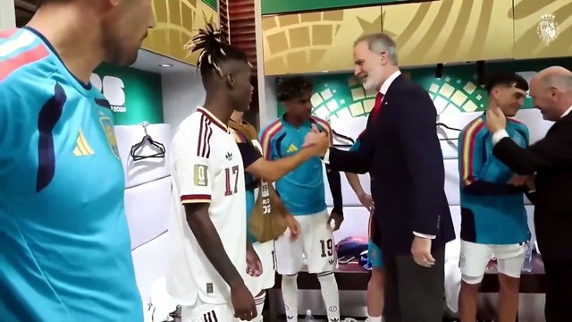 El rey Felipe se cuela en el vestuario de la Selección tras el España - Uruguay
