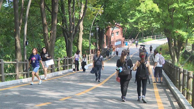 [날씨] 내일도 내륙 '불볕더위'...경기 북부·강원 북부 소나기 / YTN