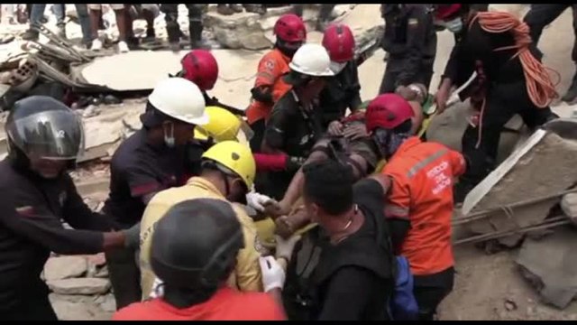 Terremoto Venezuela, un uomo estratto vivo dalle macerie a La Guaira