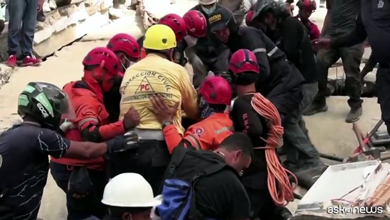 Terremoto Venezuela, un uomo estratto vivo dalle macerie a La Guaira