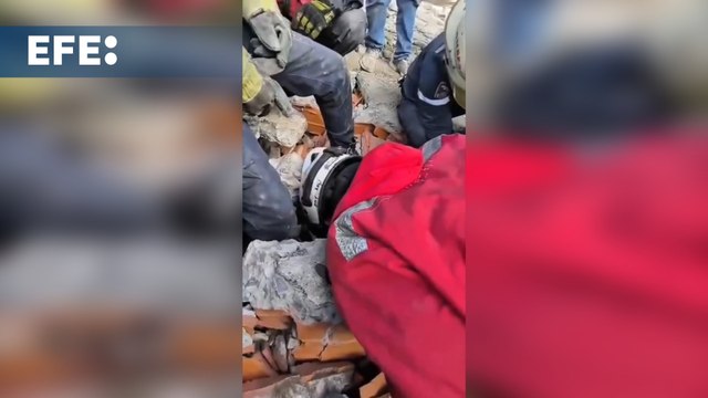 Rastreo de redes: Rescatistas mantienen la búsqueda de sobrevivientes entre los escombros en Venezuela