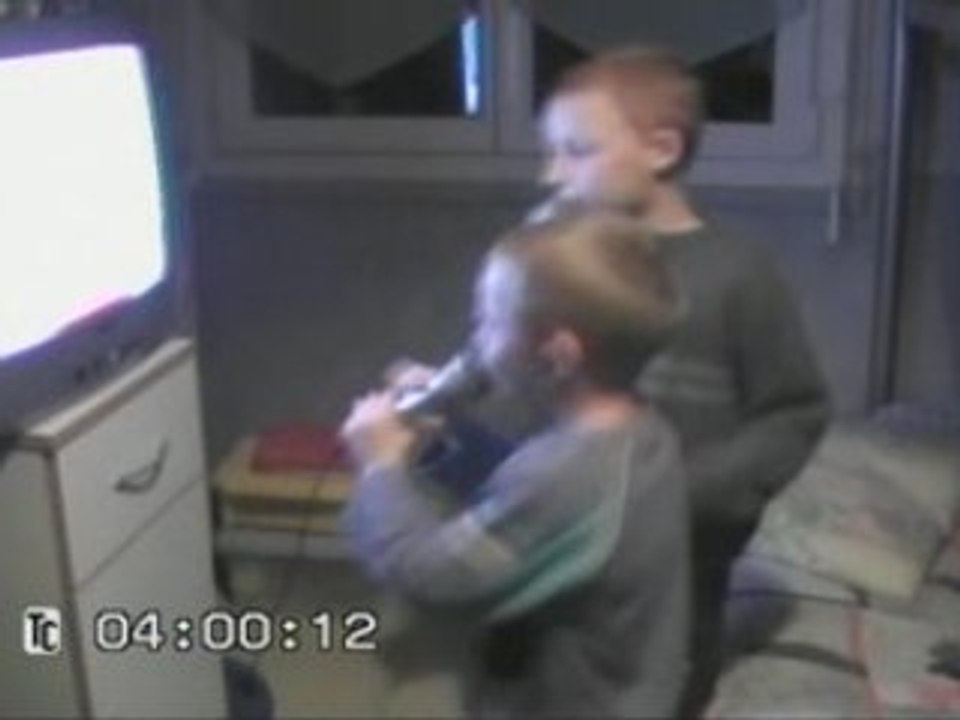 alan et dylan au karaoke
