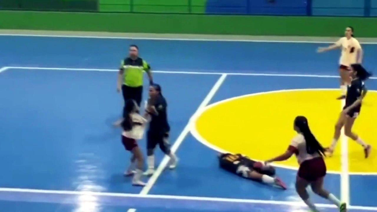 Vídeo mostra comemoração de gol antes de jogadora de futsal ser agredida com chutes na cabeça