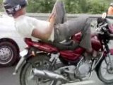 Insolite: il fait de la moto sur le dos !