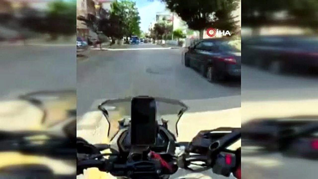 Edirne'de minibüsle çarpışan motosikletli yaralandı: Kaza anı kamerada